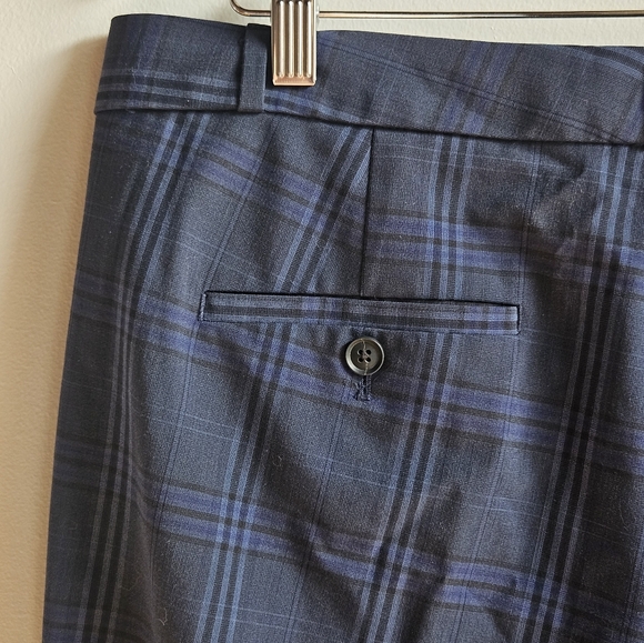 Banana Republic Logan Trouser-Fit Washable Italian Wool-Blend Pant in 10L - Picture 11 of 16